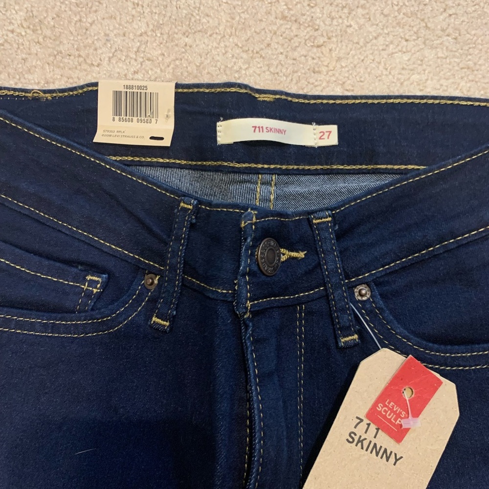 Levi’s Dark denim mid rise skinny jeans.